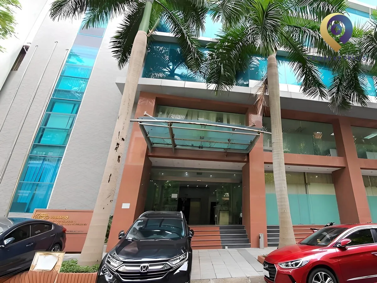 Lối vào chính tòa nhà VinaHud-Building tại Quận Cầu Giấy